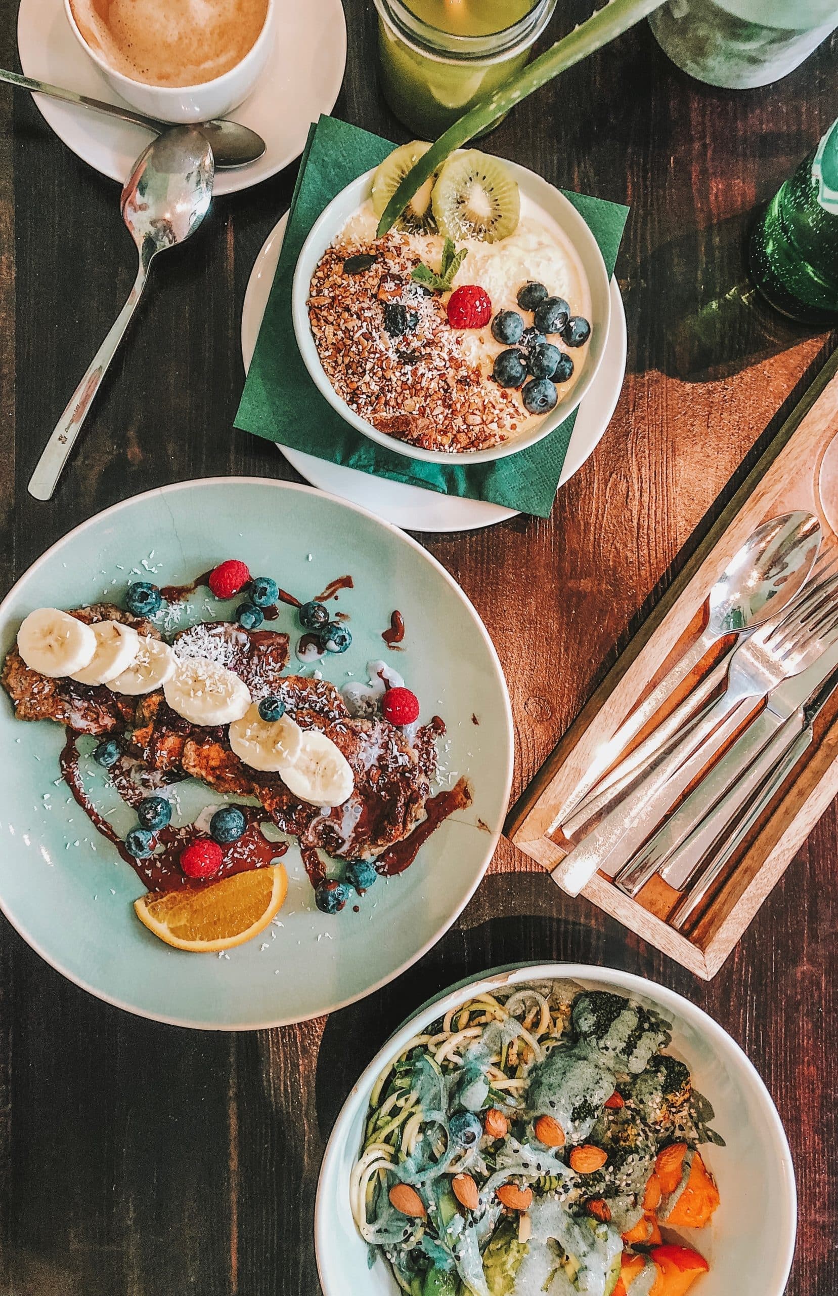 Bunte AVOCAI Bowl mit Avocado, Gemüse, Saaten und Dressing