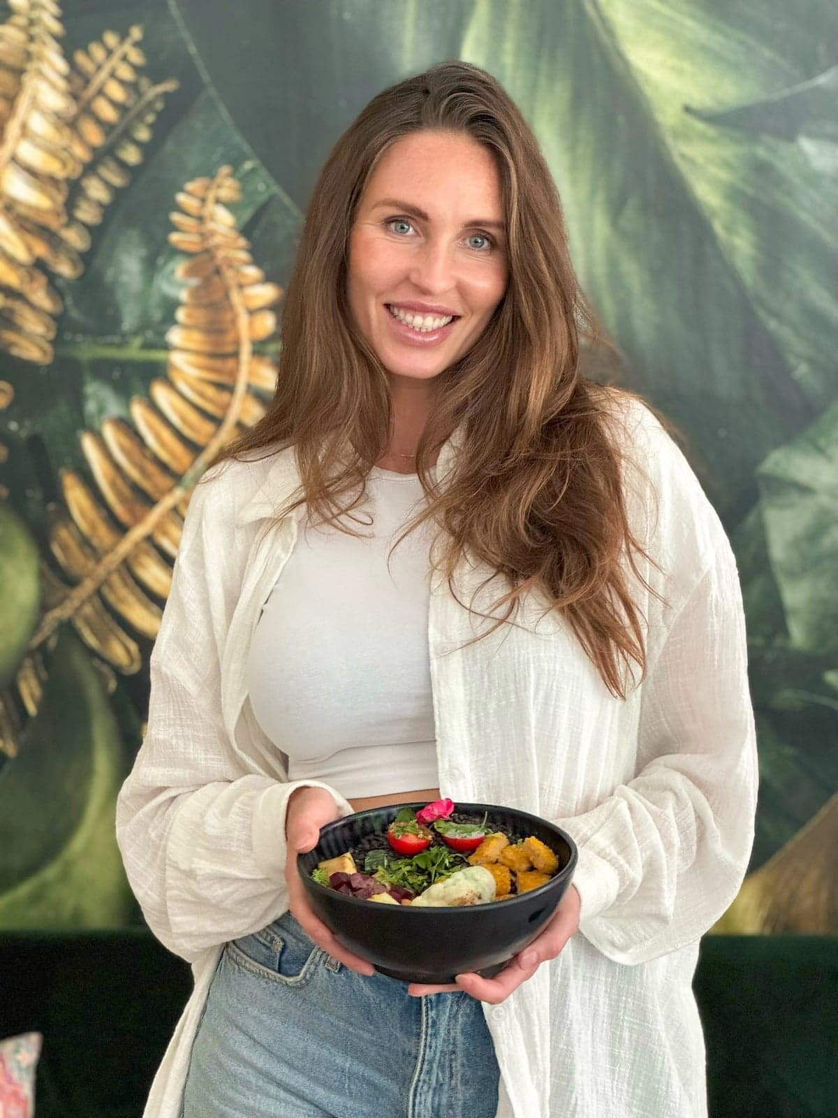 Anna Verkhorubova, Gründerin von AVOCAI, mit einer AVOCAI Bowl