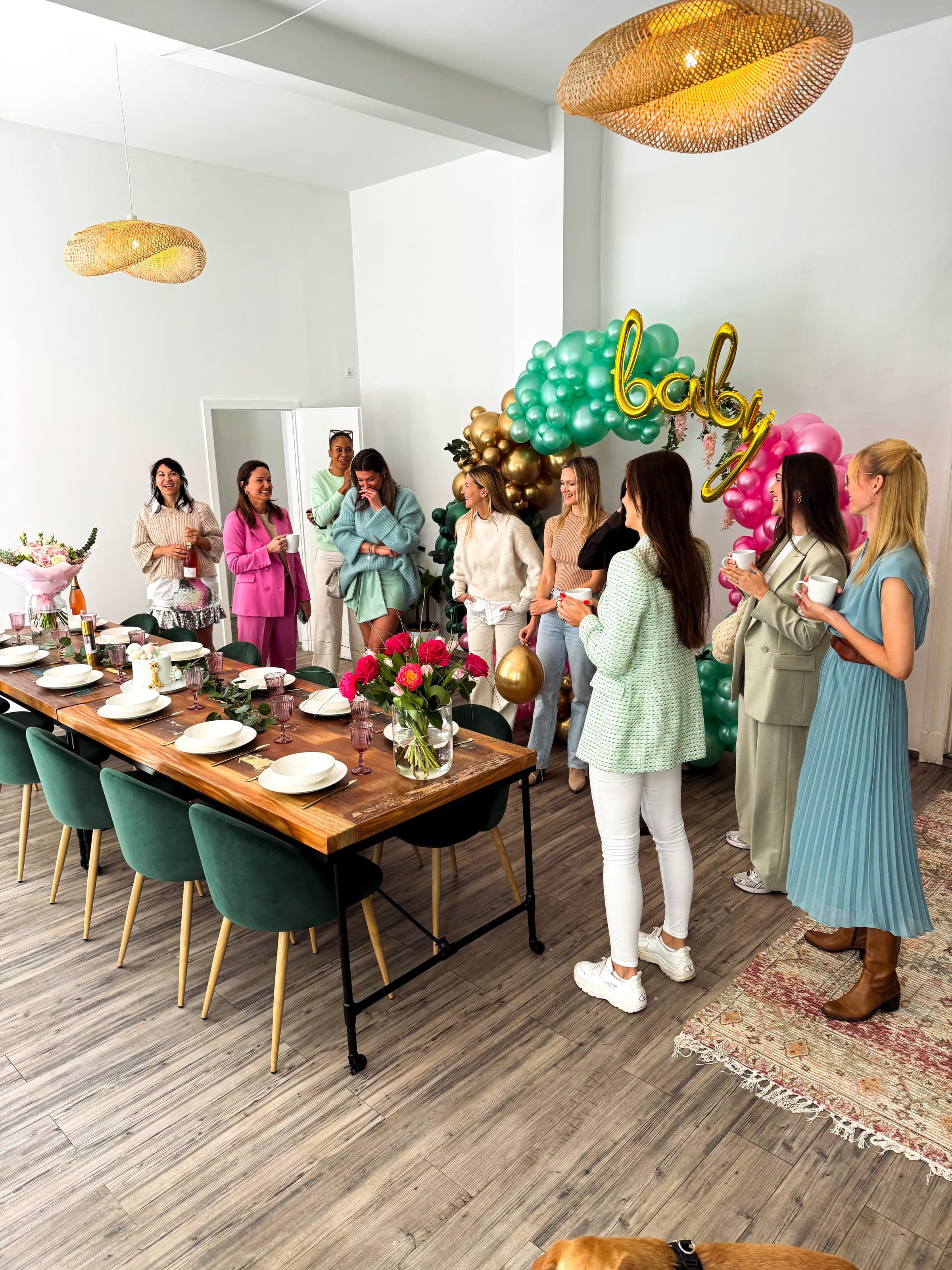Liebevoll gedeckte Tafel einer Baby Shower