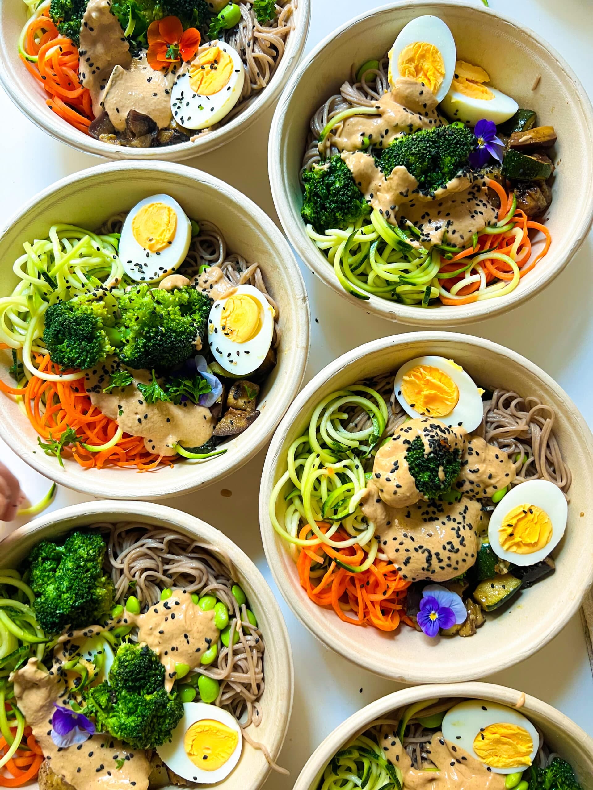 Nährstoffreiche AVOCAI Bowls mit Soba-Nudeln, Gemüse und Ei