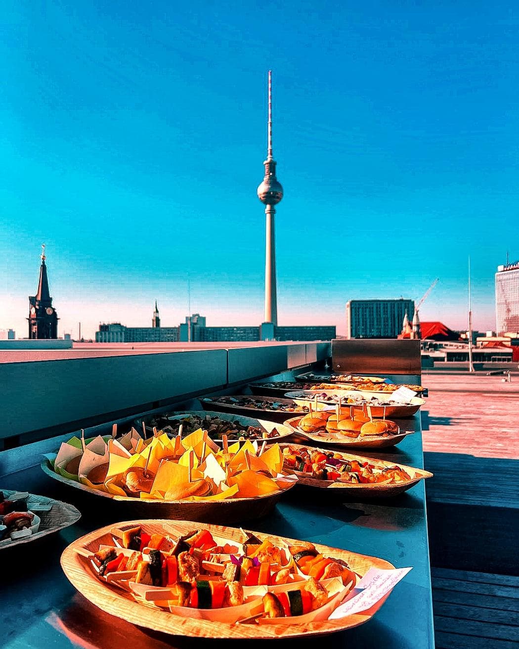 Fingerfood-Buffet von AVOCAI auf einer Dachterrasse mit Blick auf den Berliner Fernsehturm
