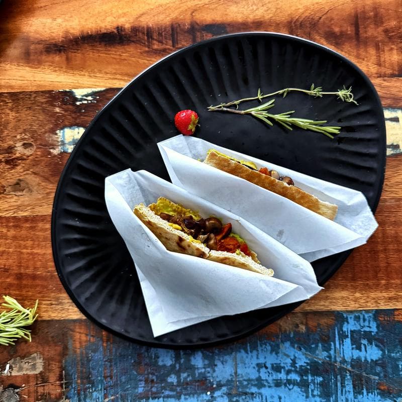 Pita-Brote mit Avocadocreme, Champignons und Tomate