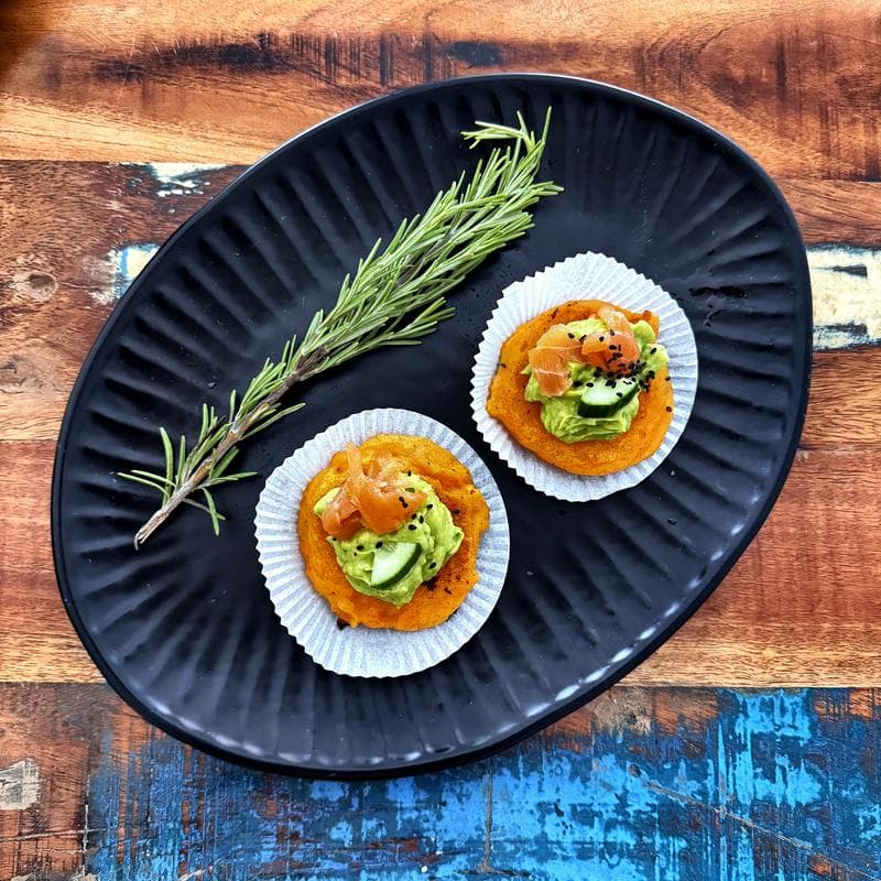 Süßkartoffelpuffer mit Avocadocreme, Gurke und Räucherlachs