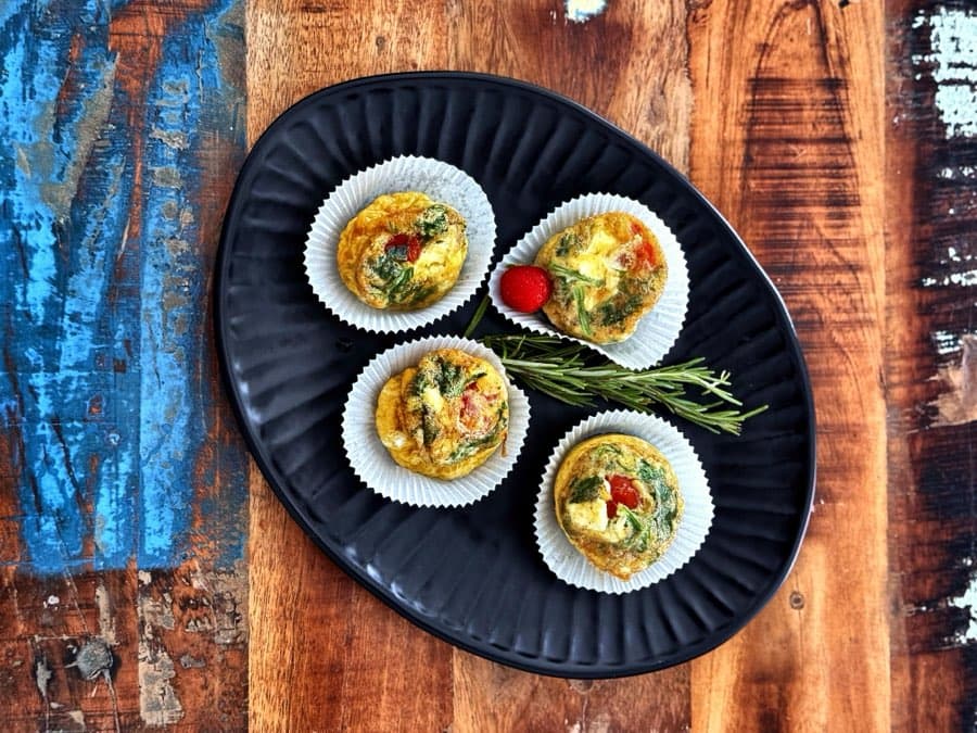Breakfast egg muffins with spinach, tomato and feta
