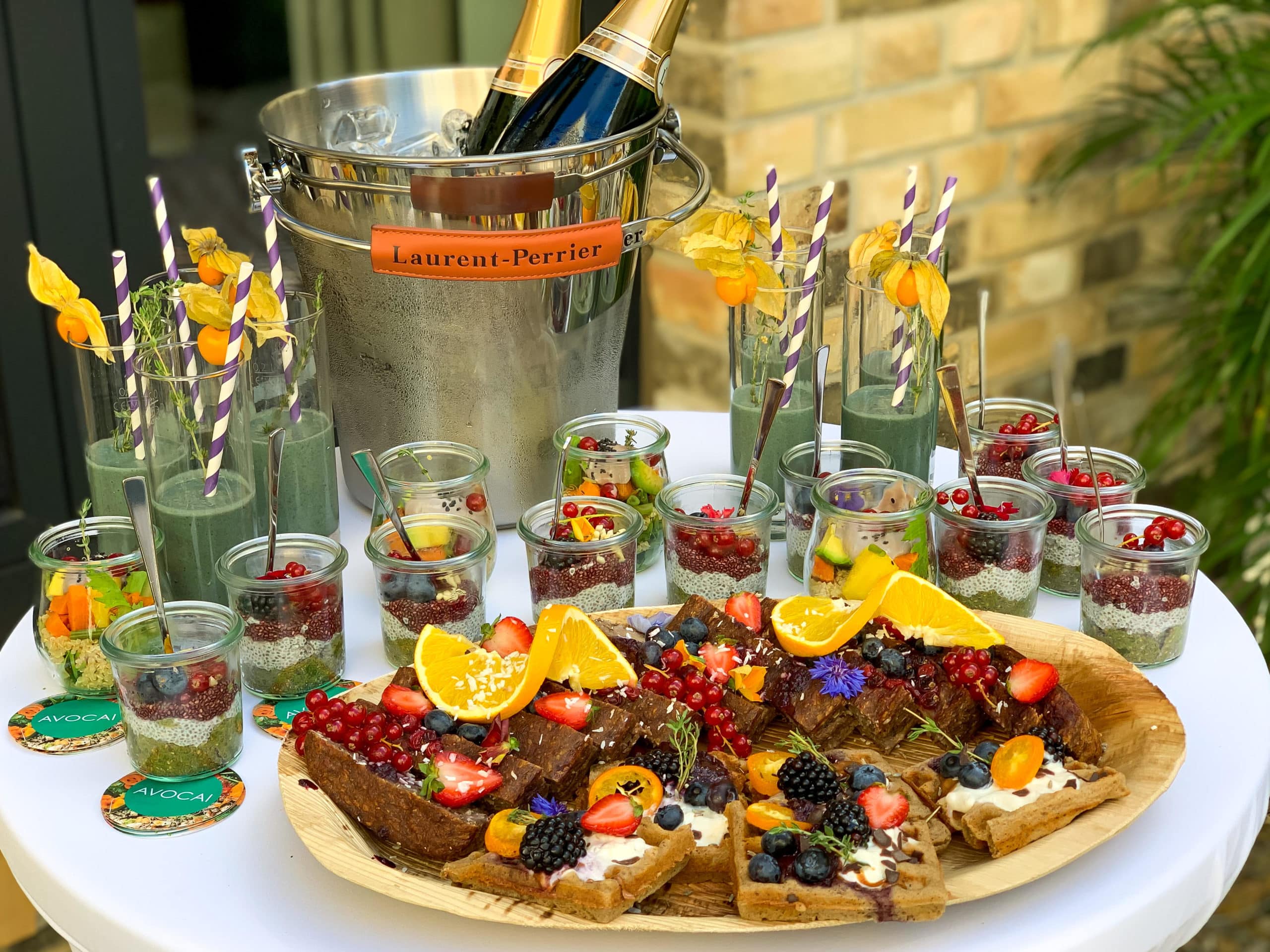 AVOCAI Catering-Tafel mit gesunden Fingerfood-Kreationen