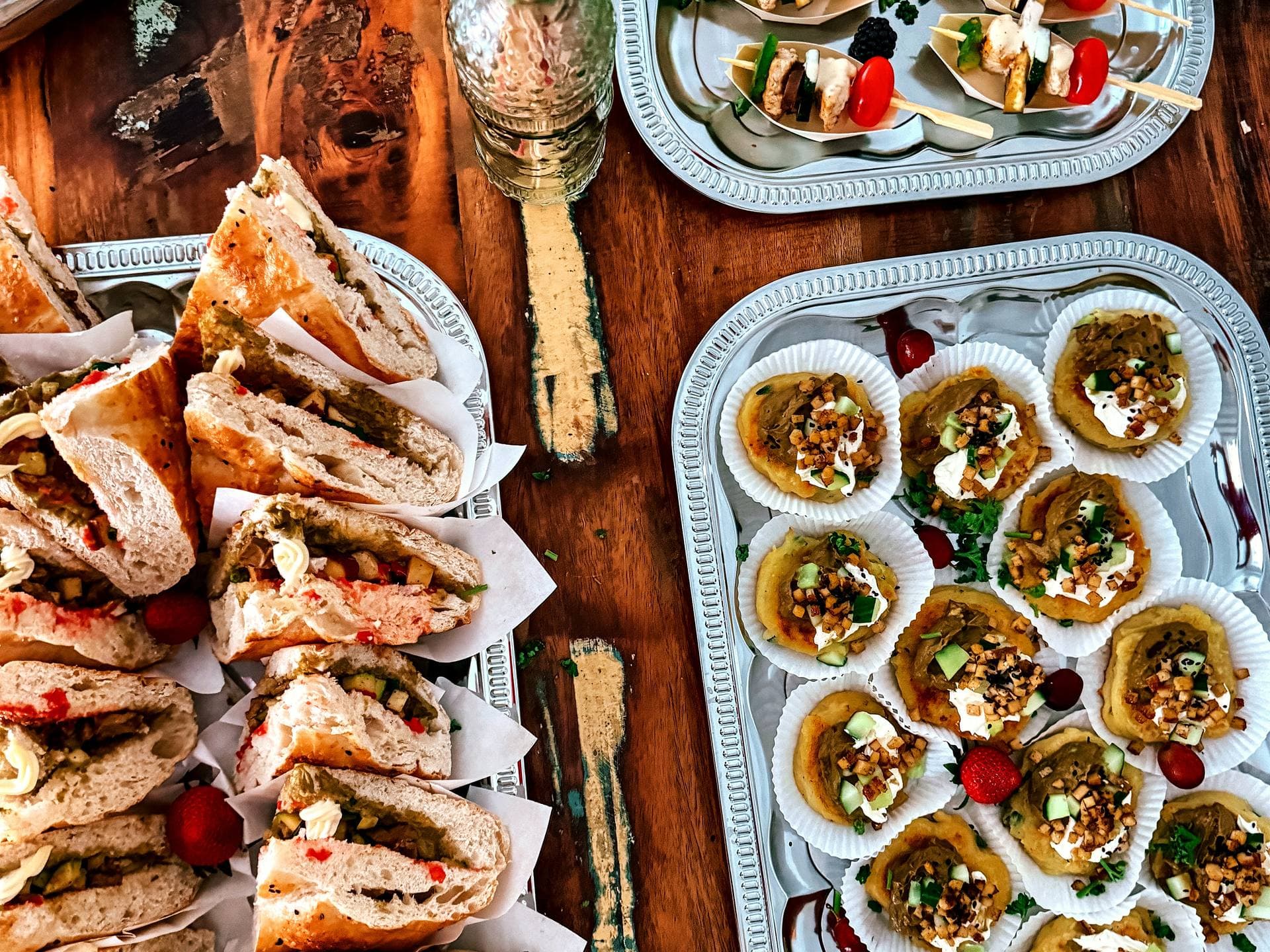 Festliches AVOCAI Buffet mit Pita-Broten, Spießen und Küchlein