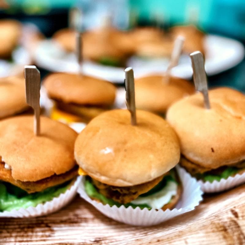 Mini-Burger mit Patty, Käse und Salat
