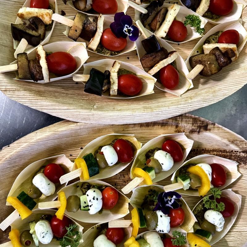 Spieße mit Halloumi, Aubergine, Tomate und Mozzarella auf Pesto