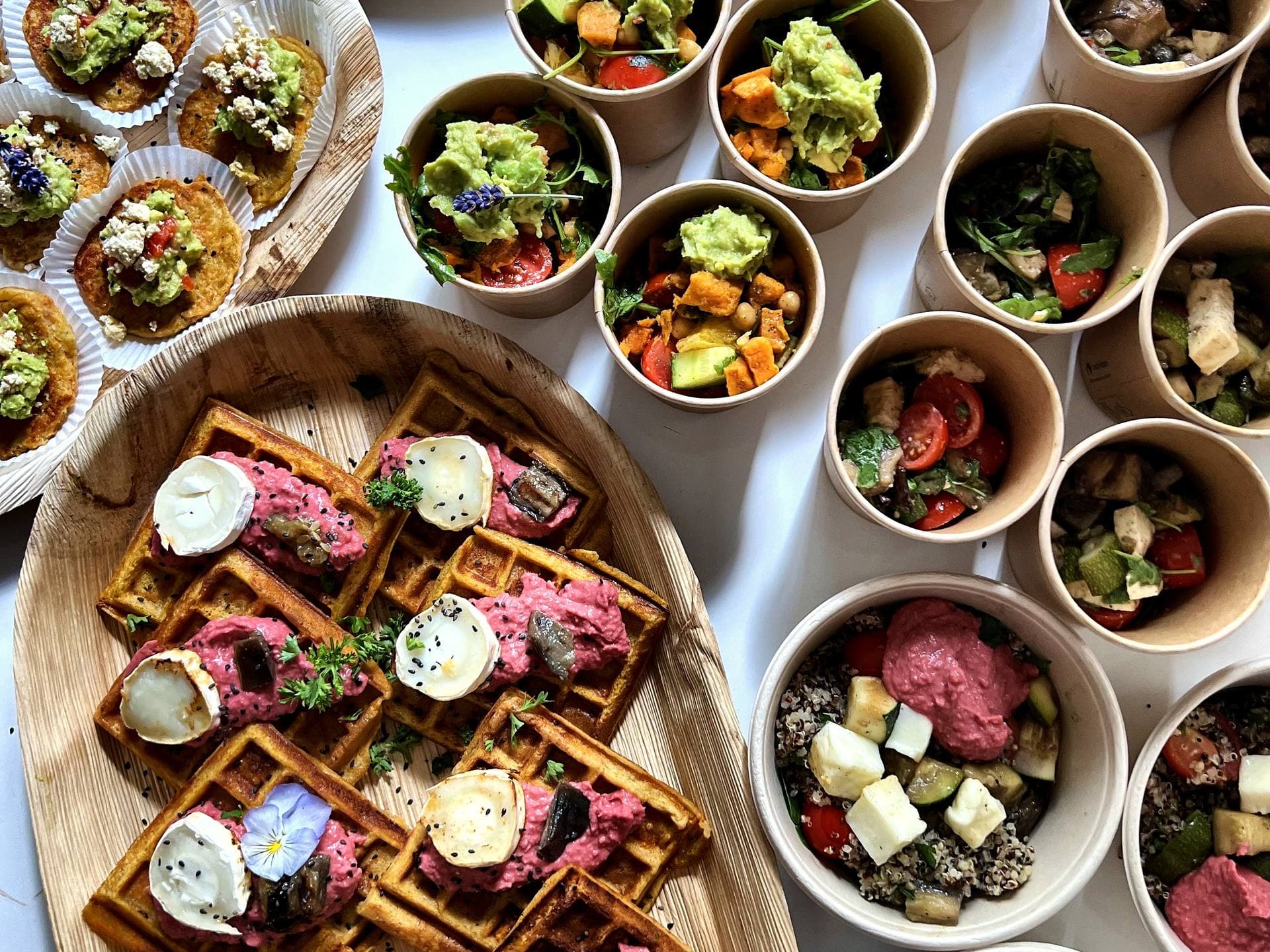 AVOCAI Buffet mit Brownies, Süßkartoffelpuffern, Waffeln und kleinen Salatbechern