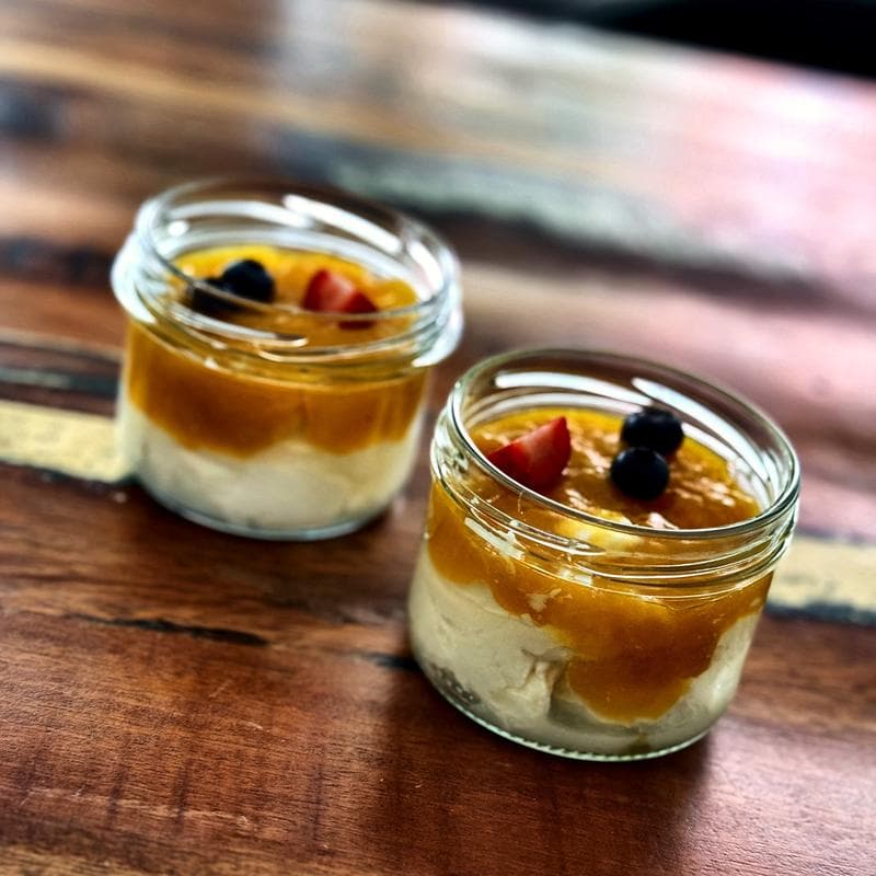 Mango-Kokos-Mascarpone-Mousse im Glas mit Beeren