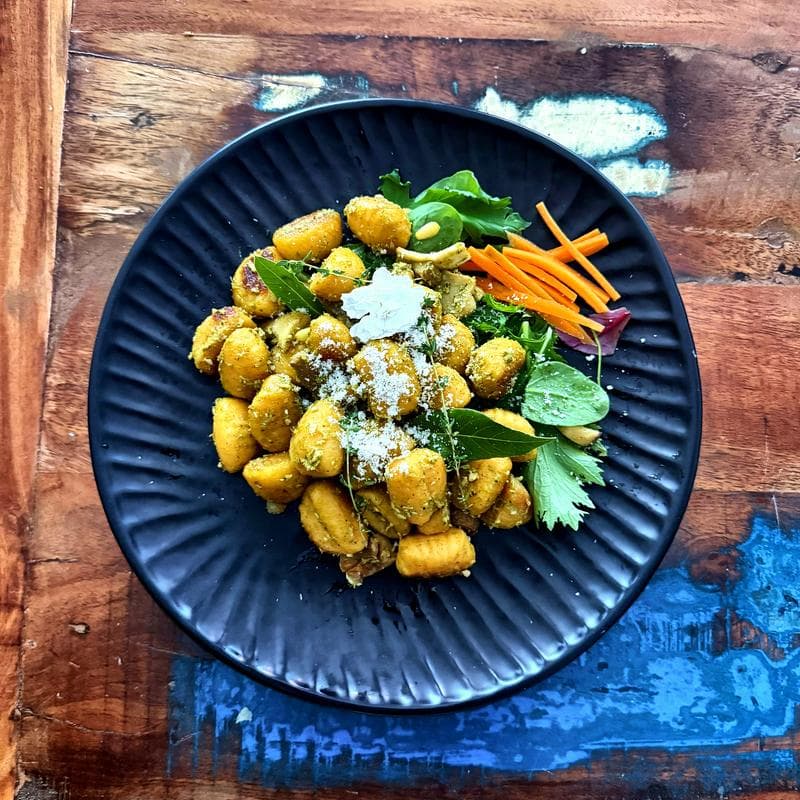 Süßkartoffel-Gnocchi mit Basilikum-Pistazien-Pesto und Austernpilzen