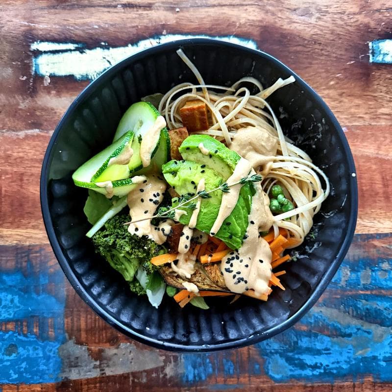 Superfood-AVOCAI-Bowl mit Nudeln, Avocado, Aubergine, Brokkoli und Erdnussdressing